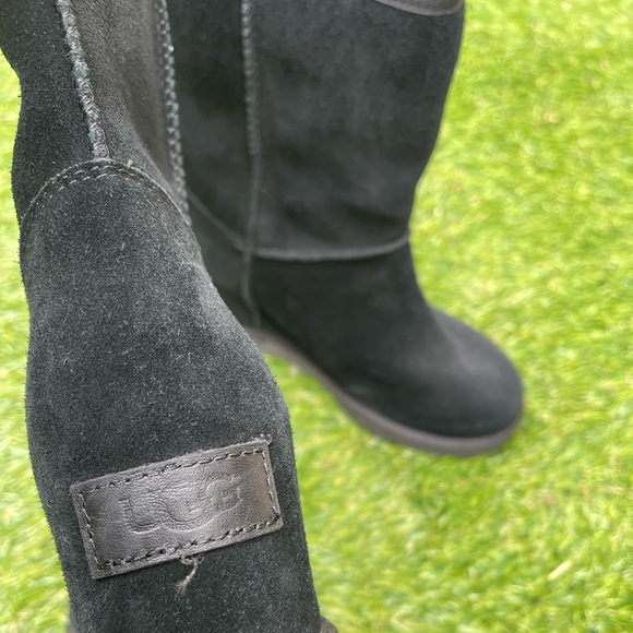 COPY - UGGS | Size 5 - Picture 1 of 4